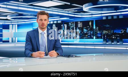 TV Live News Programm: White Male Presenter berichtet über die Ereignisse, Wissenschaft, Politik, Wirtschaft. Tv Cable Channel Newsroom Studio: Anchorman Talks. Rundfunknetzwerk mit Modell Stockfoto