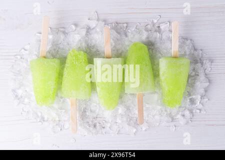 Hausgemachte Eis mit Limettensaft und Minze, Mojito-Fruchteis Stockfoto