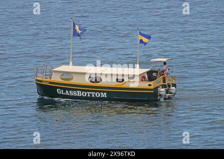 Kailua-Kona, Hawaii, USA - 14. Mai 2024: Das Kona Glasbodenboot „Marian“ wird während einer Rifftour in der Nähe der Kailua Bay of the Big Island gezeigt. Stockfoto