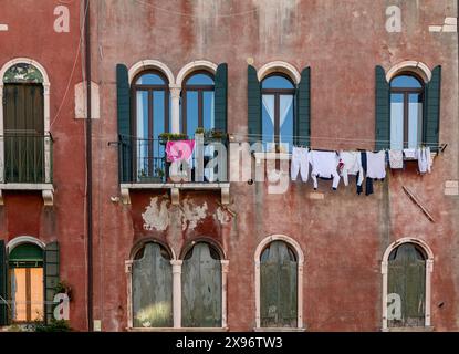 Wäschetag, Kleidung hängt an einer Wäscheleine, vor dem Fenster der Wohnung, Venedig Italien Stockfoto