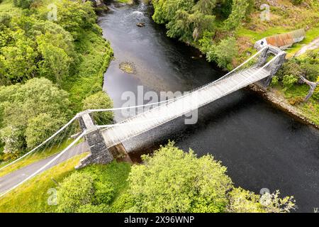 Bridge of Oich, auch bekannt als Victoria Bridge, Aberchalder eine weiße Hängebrücke über den Fluss Oich Schottland Stockfoto