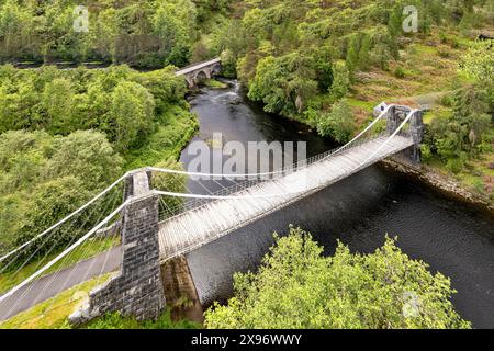 Die Brücke von Oich, auch bekannt als Victoria Bridge, ist eine weiße Hängebrücke über den Oich Stockfoto