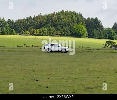 landrover Verteidiger parkte auf einem Feld Stockfoto