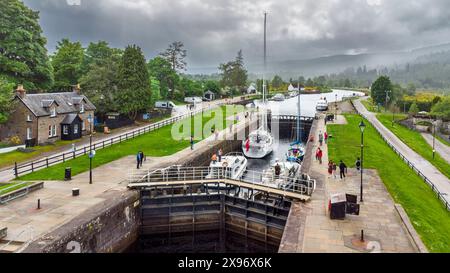 Fort Augustus Schottland Telford 5 Schleusen auf dem Caledonian Canal Boote in der oberen Schleuse bereit, in den Kanal zu segeln Stockfoto