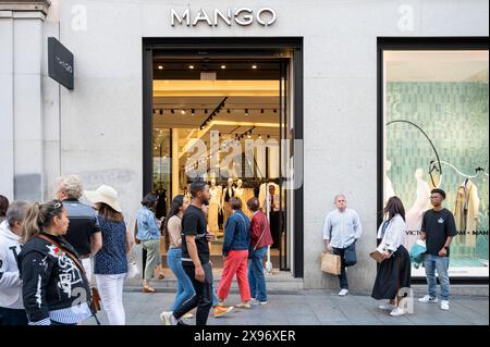 Madrid, Spanien. Mai 2024. Käufer werden im spanischen multinationalen Bekleidungsgeschäft Mango gesehen. (Foto: Xavi Lopez/SOPA Images/SIPA USA) Credit: SIPA USA/Alamy Live News Stockfoto