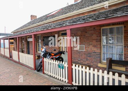 Uralla Stadtzentrum im Norden von New South Wales, historische Gebäude und Häuser in der Stadt, die für die Heritage Walk Tourismusattraktion nummeriert sind Stockfoto