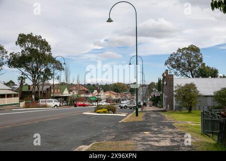 Iraola Stadtzentrum mit New England Highway durch die Stadt, regionale New South Wales, Australien, Herbst 2024 Stockfoto