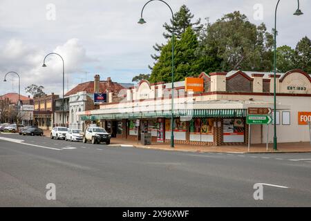 Iraola Stadtzentrum mit New England Highway durch die Stadt, regionale New South Wales, Australien, Herbst 2024 Stockfoto