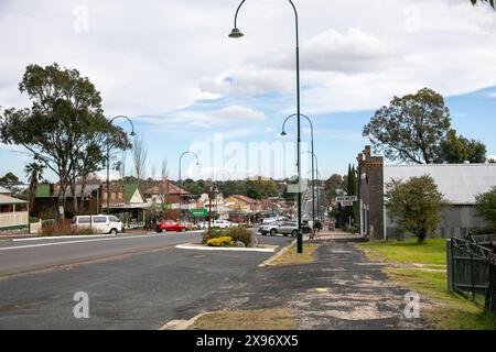 Iraola Stadtzentrum mit New England Highway durch die Stadt, regionale New South Wales, Australien, Herbst 2024 Stockfoto