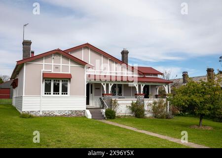 Uralla Stadtzentrum im Norden von New South Wales, historische Gebäude und Häuser in der Stadt, die für die Heritage Walk Tourismusattraktion nummeriert sind Stockfoto