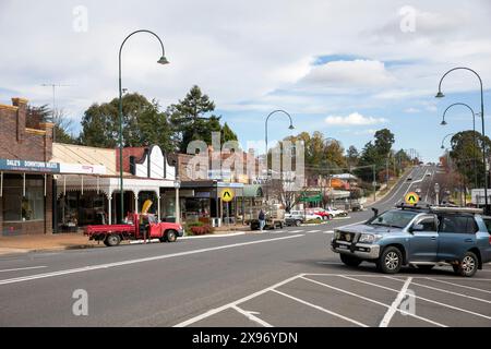 Iraola Stadtzentrum mit New England Highway durch die Stadt, regionale New South Wales, Australien, Herbst 2024 Stockfoto