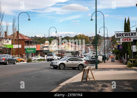 Iraola Stadtzentrum mit New England Highway durch die Stadt, regionale New South Wales, Australien, Herbst 2024 Stockfoto