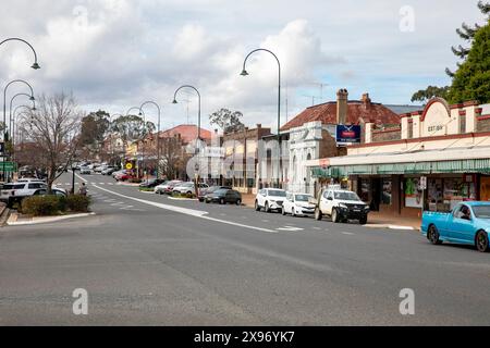 Iraola Stadtzentrum mit New England Highway durch die Stadt, regionale New South Wales, Australien, Herbst 2024 Stockfoto