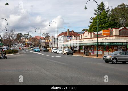 Iraola Stadtzentrum mit New England Highway durch die Stadt, regionale New South Wales, Australien, Herbst 2024 Stockfoto