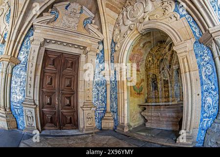 Barocke Azulejo-Wanddekorationen, gotische Elemente und gotische Kreuzgänge in der Kathedrale von Porto, Porto, Portugal Stockfoto