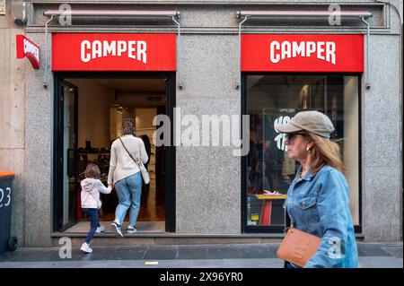 Madrid, Spanien. Mai 2024. Käufer werden in der spanischen multinationalen Herstellungs- und Schuheinzelhandelsmarke Camper in Spanien gesehen. (Foto: Xavi Lopez/SOPA Images/SIPA USA) Credit: SIPA USA/Alamy Live News Stockfoto