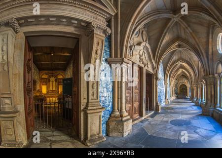 PORTO, PORTUGAL-12. APRIL 2024: Barocke Azulejo-Wanddekorationen, gotische Elemente und gotische Kreuzgänge in der Kathedrale von Porto (SE do Porto) Stockfoto