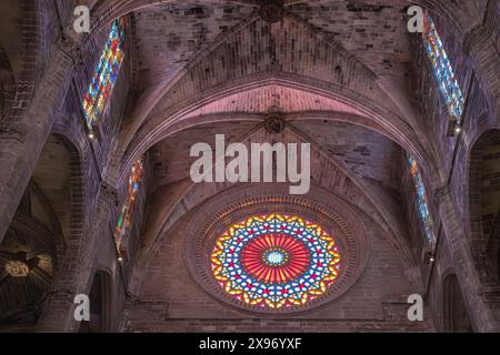 PALMA DE MALLORCA, SPANIEN-SEPTEMBER 20, 2023: Im Inneren der Kathedrale Santa Maria von Palma, La Seu, eine gotische römisch-katholische Kathedrale. Der Bau wurde von Kin begonnen Stockfoto