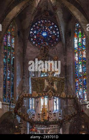 PALMA DE MALLORCA, SPANIEN-SEPTEMBER 20, 2023: Im Inneren der Kathedrale Santa Maria von Palma, La Seu, eine gotische römisch-katholische Kathedrale. Stockfoto