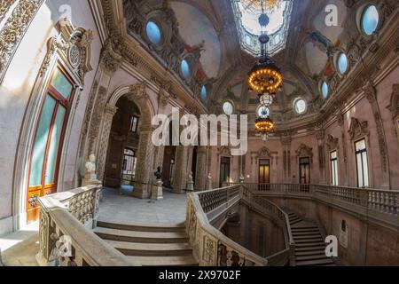 PORTO, PORTUGAL - 10. APRIL 2024: Innenraum des Börsenpalastes (Palacio da Bolsa). Wurde 1834 von der Handelsgesellschaft der Stadt erbaut Stockfoto