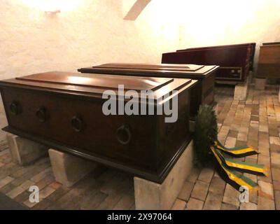 Fürstengruft in Weimar die Särge von Johann Wolfgang von Goethe und Friedrich Schiller in der Fürstengruft in Weimar, Grabstätte einiger Mitglieder der Häuser Sachsen-Weimar und Sachsen-Weimar-Eisenach auf dem Historischen Friedhof in Weimar *** Grabstätte einiger Mitglieder der Häuser Sachsen-Weimar und Sachsen-Weimar-Eisenach auf dem Historischen Friedhof in Weimar *** Grabstätte der Fürsten in Weimar Grabstätte einiger Mitglieder der Häuser Sachsen Weimar und Sachsen Weimar Eisenach auf dem Historischen Friedhof Weimar Copyright: xStopperx/xEibner-Pressefotox EP asr Stockfoto