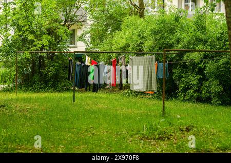 Wäsche im Freien in der Schlange waschen. Trocknen von Kleidung im Freien an einem warmen, sonnigen Tag. Hochwertige Fotos Stockfoto