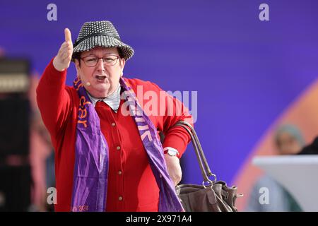 Erfurt, Deutschland. Mai 2024. Ulrike Böhmer tritt bei der Eröffnung des 103. Deutschen Katholischen Tages in Erfurt auf. 20.000 Teilnehmer aus ganz Deutschland werden an der fünftägigen christlichen Versammlung erwartet. Bis Sonntag sind rund 500 Veranstaltungen geplant. Das biblische Motto des Katholikentages lautet: "Die Zukunft gehört dem Menschen des Friedens". Quelle: Jan Woitas/dpa/Alamy Live News Stockfoto