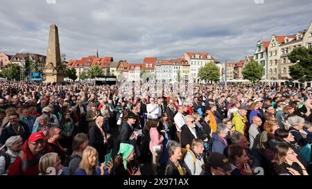 Erfurt, Deutschland. Mai 2024. Zur Eröffnung des 103. Deutschen Katholischen Tages in Erfurt stehen zahlreiche Menschen auf dem Domplatz. 20.000 Teilnehmer aus ganz Deutschland werden an der fünftägigen christlichen Versammlung erwartet. Bis Sonntag sind rund 500 Veranstaltungen geplant. Das biblische Motto des Katholikentages lautet: "Die Zukunft gehört dem Menschen des Friedens". Quelle: Jan Woitas/dpa/Alamy Live News Stockfoto