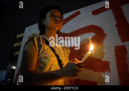 Bandung, Indonesien. Mai 2024. Ein Volk nahm am 29. Mai 2024 an einer Kerzenwache Teil und betete zur Unterstützung der Palästinenser vor dem Asien-Afrika-Denkmal in Bandung, West-Java, Indonesien. Menschen, die Mitglieder von Solidarity Art for Palestine Bandung Spirit for Palestine sind, verurteilen Israels Aktionen bei der Zerstörung von Flüchtlingszelten in Rafah am 26. Mai und schlagen der Regierung vor, den 26. Mai als Internationalen Tag der Trauer um Palästina zu begehen. (Foto: Dimas Rachmatsyah/SIPA USA) Credit: SIPA USA/Alamy Live News Stockfoto