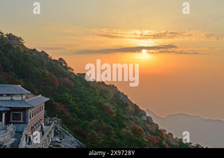 Sonnenuntergang auf dem Mount Taishan oder Mount Tai Sacred Mountain, Shandong, China Stockfoto