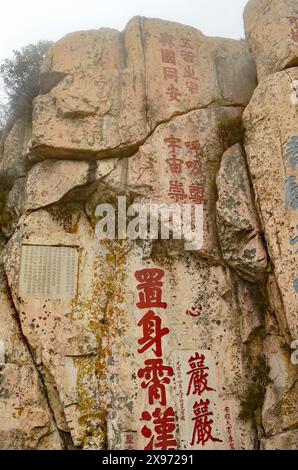 Felsinschriften am Mount Taishan oder Mount Tai Sacred Mountain, Shandong, China Stockfoto