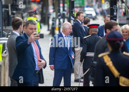 London, England, Großbritannien. Mai 2024. König KARL III. Wird bei seiner Ankunft an der Royal Academy of Dramatic Art in London vor einem Besuch mit Königin Camilla gesehen. (Kreditbild: © Tayfun Salci/ZUMA Press Wire) NUR REDAKTIONELLE VERWENDUNG! Nicht für kommerzielle ZWECKE! Stockfoto