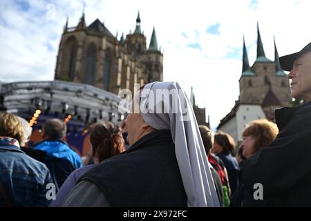 Erfurt, Deutschland. Mai 2024. Zur Eröffnung des 103. Deutschen Katholischen Tages in Erfurt stehen zahlreiche Menschen auf dem Domplatz. 20.000 Teilnehmer aus ganz Deutschland werden an der fünftägigen christlichen Versammlung erwartet. Bis Sonntag sind rund 500 Veranstaltungen geplant. Das biblische Motto des Katholikentages lautet: "Die Zukunft gehört dem Menschen des Friedens". Quelle: Hendrik Schmidt/dpa/Alamy Live News Stockfoto