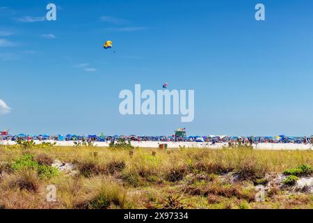 Wunderschöner sonniger Tag in Siesta Key Beach, Sarasota, Florida. Leuchtend blauer Himmel und Meer während der Frühlingsferien der Touristensaison. Stockfoto