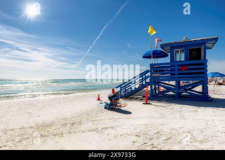 Rettungshütte am sonnigen Siesta Key Beach an einem schönen Sommertag mit Meer und blauem Himmel. Stockfoto