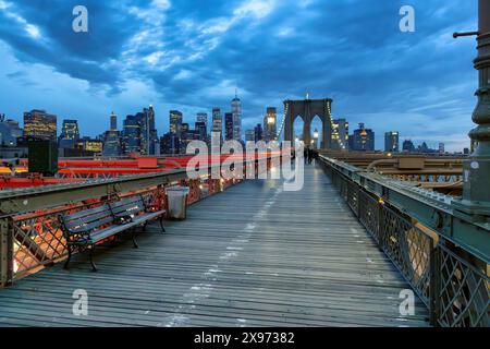 Brooklyn Bridge und Manhattan Skyline bei nächtlicher Beleuchtung Stockfoto