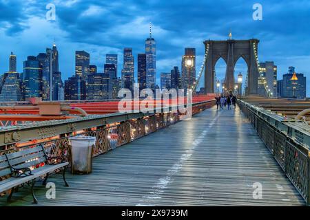 Brooklyn Bridge und Manhattan Skyline bei nächtlicher Beleuchtung Stockfoto