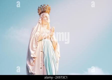 Lourdes, Frankreich - 28. August 2021: Skulptur der gekrönten Jungfrau Maria im Heiligtum von Lourdes in Frankreich. Kultstätte und Wallfahrtsort für chr Stockfoto