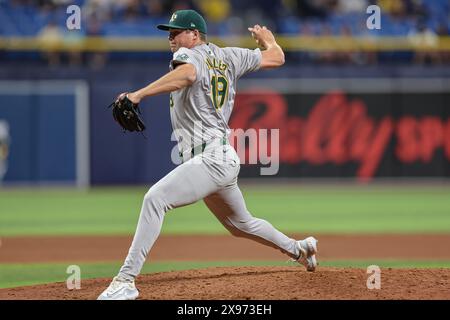 St. Petersburg, FL: Der Oakland Athletics Pitcher Mason Miller (19) liefert am Dienstag, den 2. Mai 2024 ein Spiel gegen die Tampa Bay Rays Stockfoto