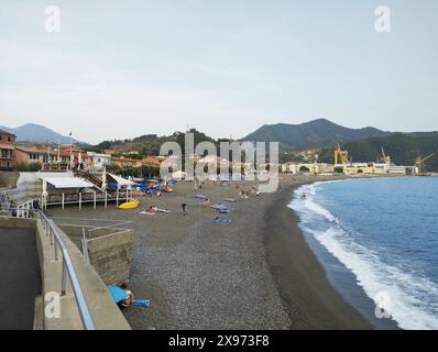 Riva Trigoso, Sestri Levante, Ligurien, Italien, 17. September, 2023: Blick auf Sandstrand, Häuser und Werft im Dorf Riva Trigoso am bewölkten Herbsttag Stockfoto