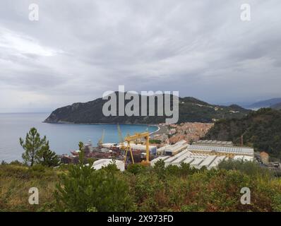 Panoramablick auf das Dorf Riva Trigoso von Punta Bafe aus, Sandstrand, Häuser, Werft und Punta Manara Bucht am bewölkten Herbsttag. Sestri Levante Stockfoto