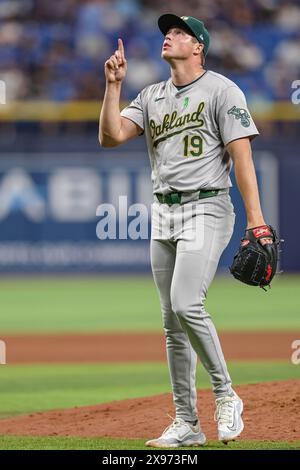 St. Petersburg, FL: Oakland Athletics Pitcher Mason Miller (19) feiert den Sieg nach einem MLB-Spiel gegen die Tampa Bay Rays am Dienstag, den 2. Mai 202 Stockfoto