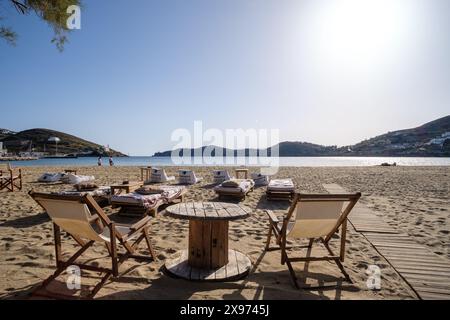 IOS, Griechenland - 2. Mai 2024 : Blick auf Sonnenliegen, Strandsofas und Tische am wunderschönen Strand von Gialos in iOS Griechenland Stockfoto