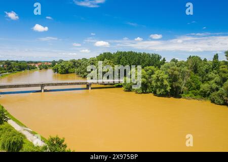 Luftaufnahme der Brücke über der Mur in Medjimurje, Kroatien Stockfoto