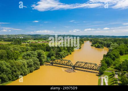 Luftaufnahme der Brücke über der Mur in Medjimurje, Kroatien Stockfoto