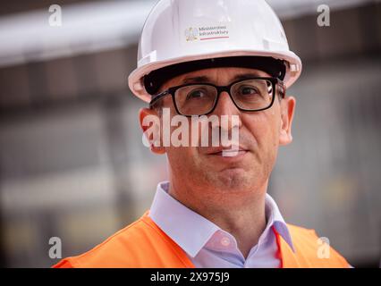 Warschau, Provinz Mazowien, Polen. Mai 2024. Infrastrukturminister Dariusz Klimczak während einer gemeinsamen Pressekonferenz im Bahnhof Warszawa Zachodnia zum Thema Eisenbahnentwicklung in Polen. (Kreditbild: © Maciek Jazwiecki/ZUMA Press Wire) NUR REDAKTIONELLE VERWENDUNG! Nicht für kommerzielle ZWECKE! Stockfoto