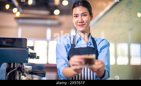 Professioneller Barista macht Kaffee in der Coffee Shop von Hand. Stockfoto