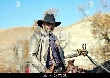 Butcher’s Crossing ist ein US-amerikanischer Western-Film von Gabe Polsky aus dem Jahr 2022, der auf dem gleichnamigen Roman von John Edward Williams aus dem Jahr 1960 basiert. Dieses Foto ist nur für redaktionelle Zwecke bestimmt und unterliegt dem Urheberrecht des Filmunternehmens und/oder des Fotografen, der von dem Film- oder Produktionsunternehmen beauftragt wurde. Es kann nur durch Veröffentlichungen in Verbindung mit der Werbung für den oben genannten Film reproduziert werden. Es ist eine obligatorische Gutschrift für die Filmfirma erforderlich. Der Fotograf sollte ebenfalls angerechnet werden, wenn er bekannt ist. Stockfoto