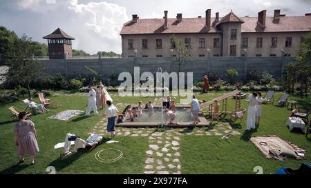 The Zone of Interest ist ein historisches Drama von Jonathan Glazer aus dem Jahr 2023, das von Großbritannien, den Vereinigten Staaten und Polen koproduziert wurde. Der Film basiert locker auf dem Roman von Martin Amis aus dem Jahr 2014 und konzentriert sich auf das Leben des Auschwitz-Kommandanten Rudolf Höss und seiner Frau Hedwig, die mit ihrer Familie in einem Heim in der „Interessenzone“ neben dem Konzentrationslager leben. Dieses Foto ist nur für redaktionelle Zwecke bestimmt und unterliegt dem Urheberrecht der Filmfirma und/oder des Fotografen, der von der Film- oder Produktionsfirma beauftragt wurde. Es kann nur durch Veröffentlichungen in Verbindung mit diesem Foto reproduziert werden Stockfoto