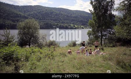 The Zone of Interest ist ein historisches Drama von Jonathan Glazer aus dem Jahr 2023, das von Großbritannien, den Vereinigten Staaten und Polen koproduziert wurde. Der Film basiert locker auf dem Roman von Martin Amis aus dem Jahr 2014 und konzentriert sich auf das Leben des Auschwitz-Kommandanten Rudolf Höss und seiner Frau Hedwig, die mit ihrer Familie in einem Heim in der „Interessenzone“ neben dem Konzentrationslager leben. Dieses Foto ist nur für redaktionelle Zwecke bestimmt und unterliegt dem Urheberrecht der Filmfirma und/oder des Fotografen, der von der Film- oder Produktionsfirma beauftragt wurde. Es kann nur durch Veröffentlichungen in Verbindung mit diesem Foto reproduziert werden Stockfoto